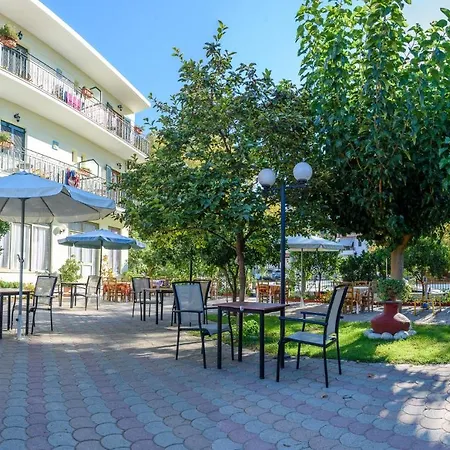 Des Roses Hotel